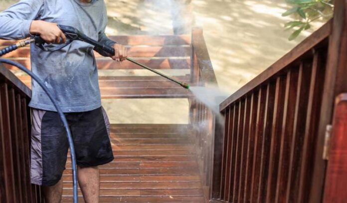 Jak odpowiednio czyścić powierzchnie z drewna przy pomocy myjki wysokociśnieniowej