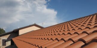 Jakie są zalety zastosowania materiałów naturalnych w budowie dachu?