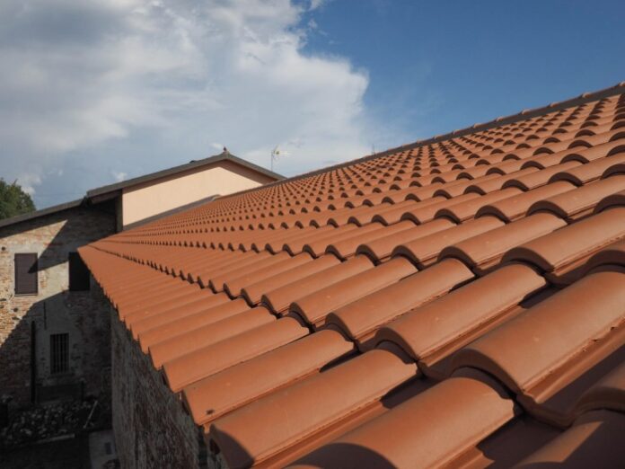 Jakie są zalety zastosowania materiałów naturalnych w budowie dachu?
